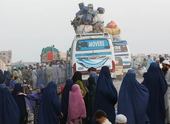 Thousands Of Afghan Refugees Fleeing Pakistan As Deportation Deadline Looms