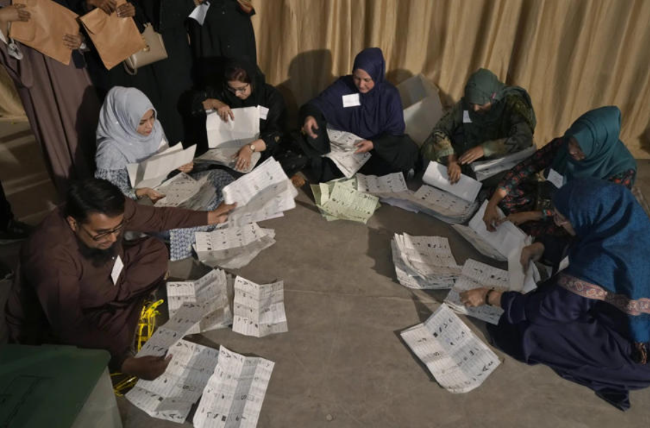 Plot Gets Murkier In Pakistan, ECP Orders Re-Polling In Several Polling Stations