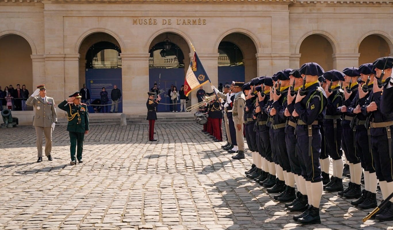 संरक्षणदलप्रमुख जनरल अनिल चौहान यांना फ्रान्सच्या तिन्ही सेनादलांच्या संयुक्त तुकडीकडून मानवंदना देण्यात आली.