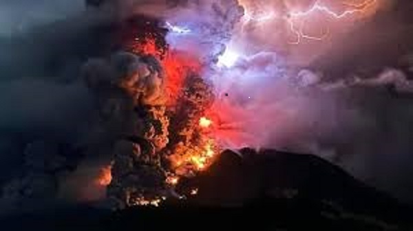 इंडोनेशियामध्ये ज्वालामुखीचा उद्रेक, त्सुनामीचा इशारा; हजारो लोकांचे स्थलांतर