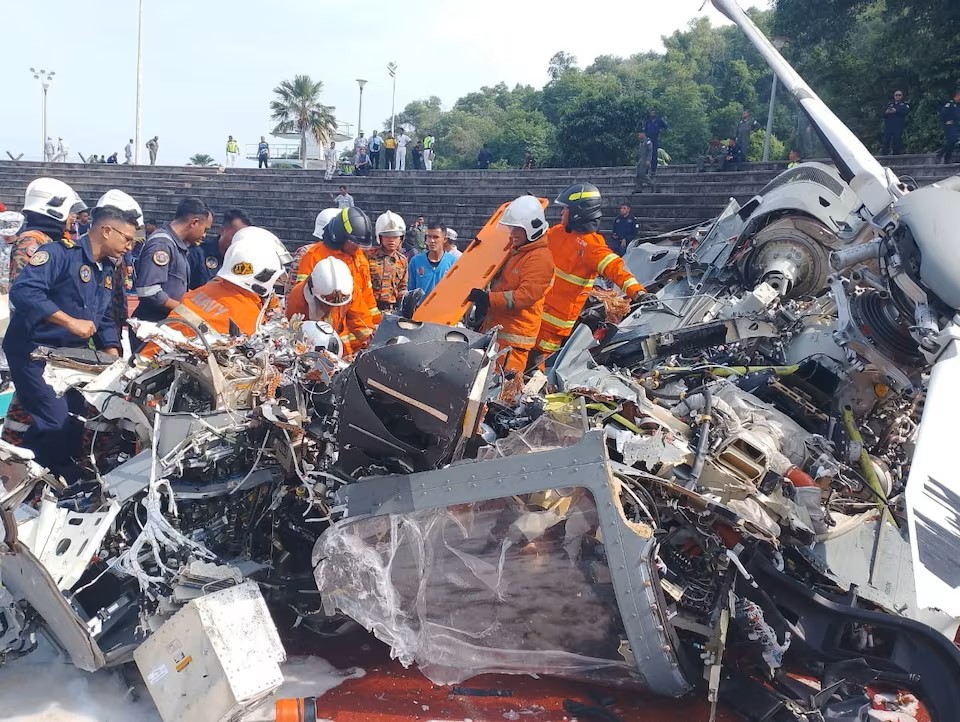 मलेशियात नौदलाची दोन हेलिकॉप्टर्स कोसळून 10 कर्मचाऱ्यांचा मृत्यू