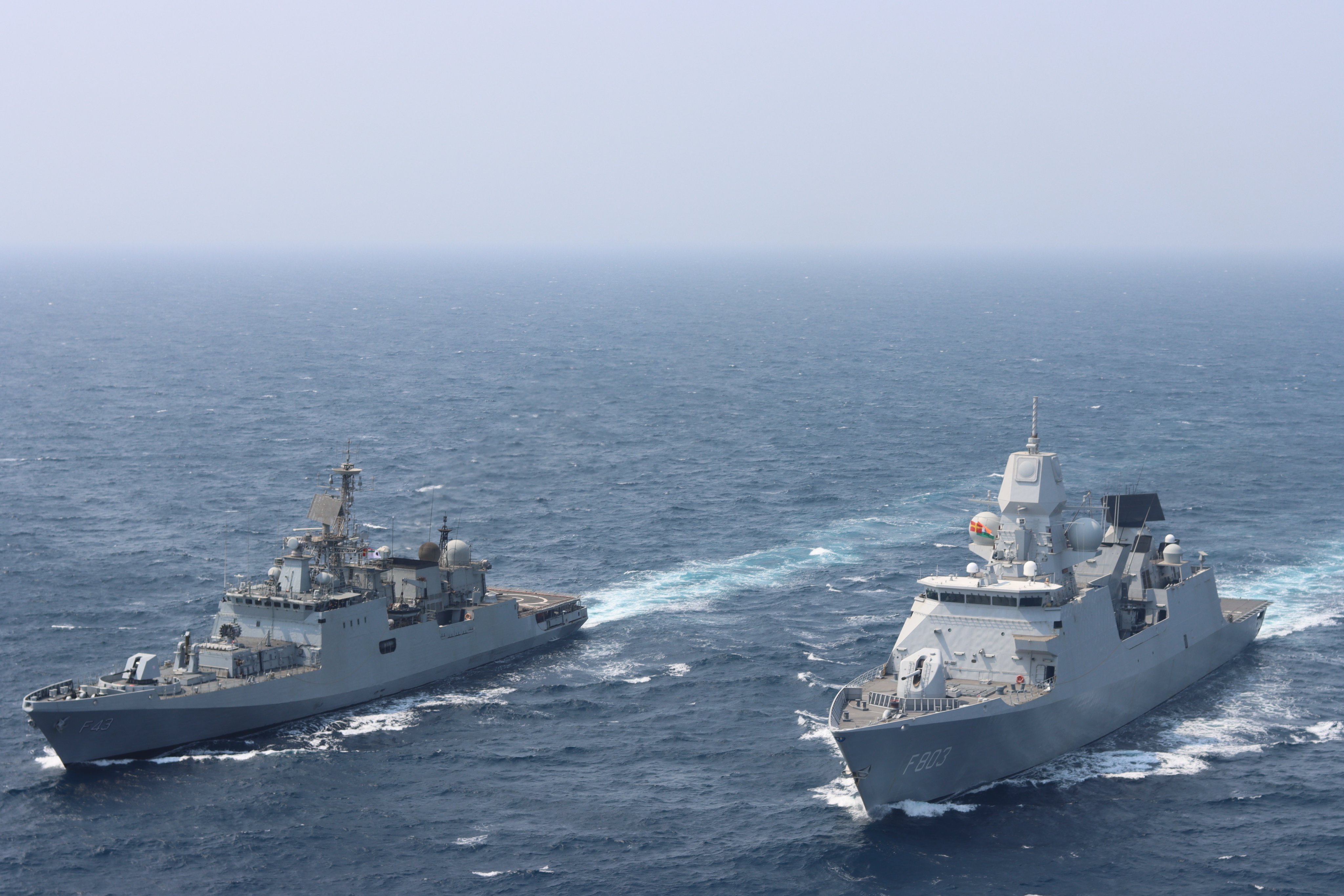 भारत आणि नेदरलँड्स संयुक्त नौदल सरावाचे छायाचित्र.